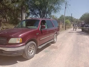 Hallan cadáver en camioneta en Tula de Allende
