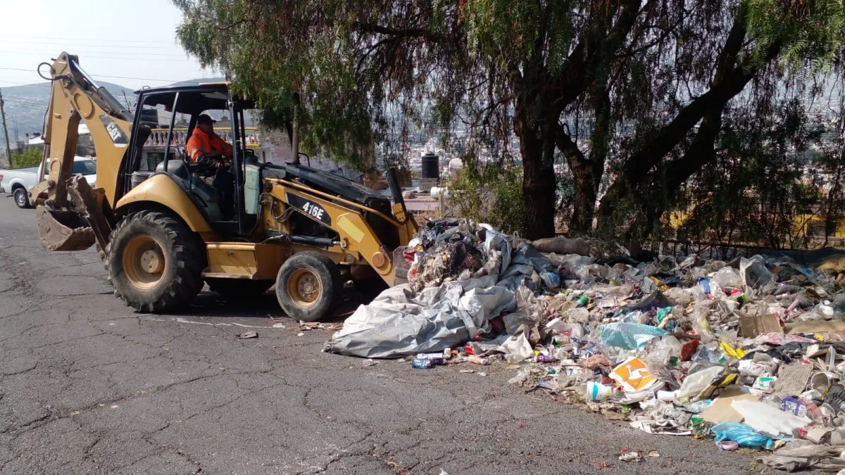 Retroexcavadora de SIPDUS retirando cúmulo de basura y plásticos en un dren pluvial de la Zona Metropolitana de Pachuca.