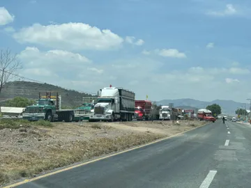 Fuga de gas mantiene cerrada la Pachuca–Actopan. Equipos de emergencia ya trabajan en la zona. Toma precauciones.