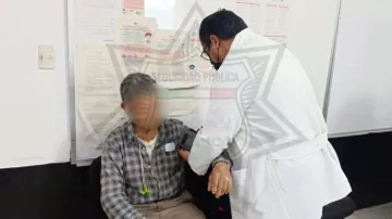 Pachuca: policía ayuda a adulto mayor, estaba reportado como desaparecido en CDMX