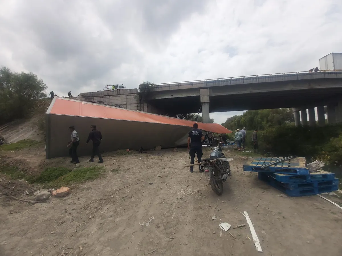 Autopista Arco Norte: vuelca tráiler con refrescos en Tula