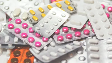 Medicamentos en cajas con alerta sanitaria emitida por Cofepris.