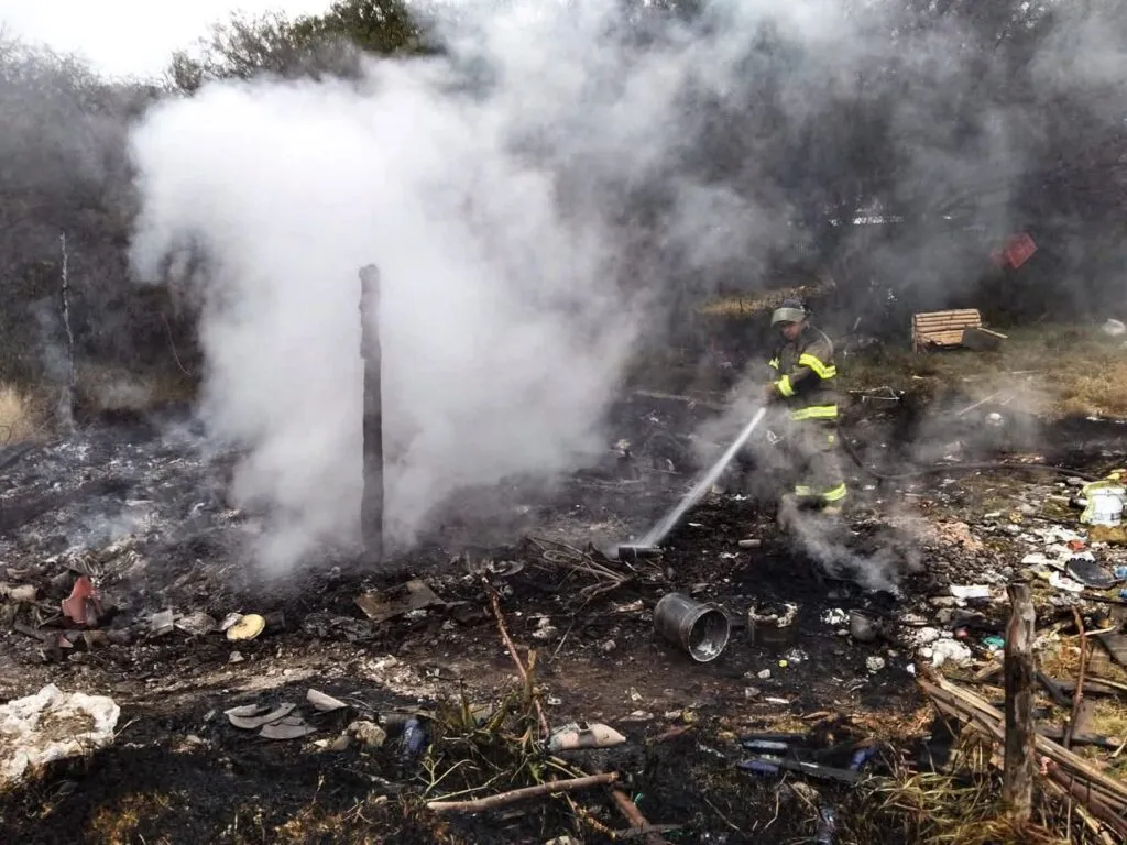 Bomberos controlan incendio de basura en comunidad de Tula