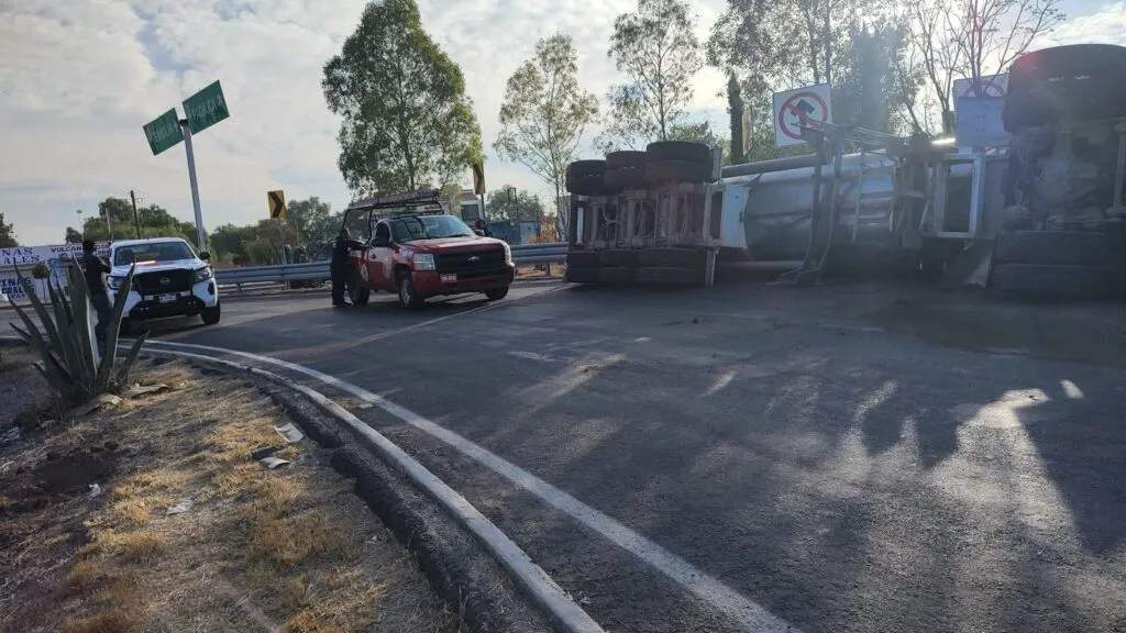 Tráiler volcado afecta tránsito en la autopista México–Pachuca