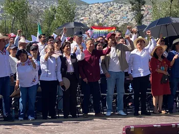 Asistentes reunidos en Plaza Juárez.