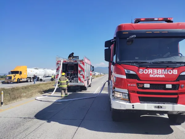 Bomberos atienden emergencia de pipa cargada con gas durante bloqueo en el Arco Norte