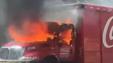 Camión repartidor de Coca-Cola en llamas sobre carretera del corredor de la montaña rumbo a Real del Monte
