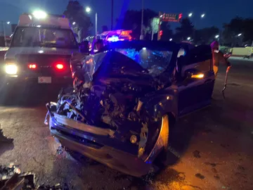 Conductor de camioneta choca contra tráiler y abandona a copiloto en Tizayuca