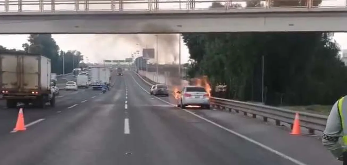VIDEO. Se incendia auto en la autopista México-Pachuca