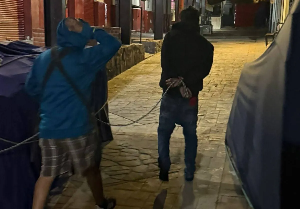 Locatarios detienen y exhiben a presunto ladrón en mercado de Zimapán