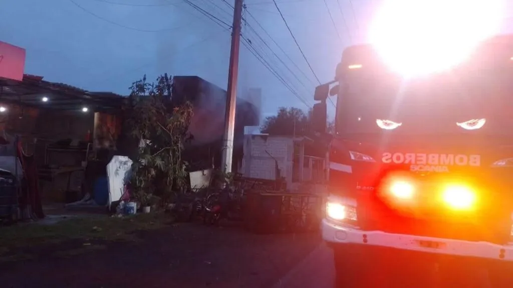 Incendio consume taller de bicicletas en Tula