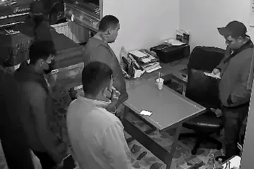 Reportan asalto en funeraria de Pachuca: cámaras capturan el robo