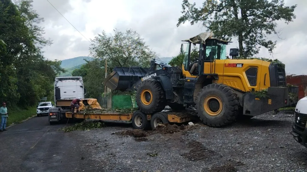 SIPDUS envía maquinaria para atender derrumbe en Chapulhuacán