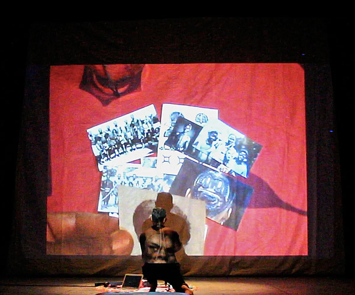 Un performance que empieza con vinilos y termina en baile colectivo: así se vive CIMARRÓN en La Jabonera.