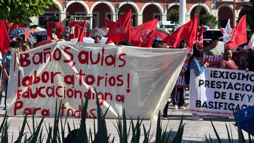 Manifestación en Pachuca: Antorchistas entregan pliego 2026 y piden atención a daños por lluvias
