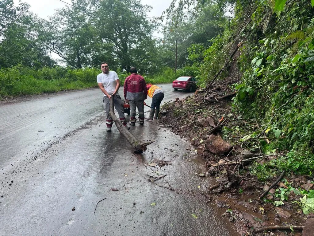 Lluvias provocan derrumbes y bloqueos carreteros en varios municipios de Hidalgo