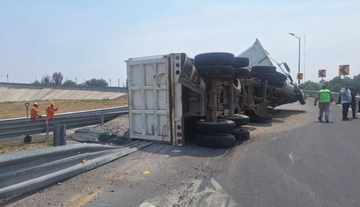 Vuelca camión en la autopista México-Pachuca