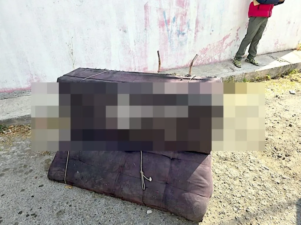 Cadáver en sillón es abandonado en calles de Tecámac, Edomex; captan imágenes ¡de terror!