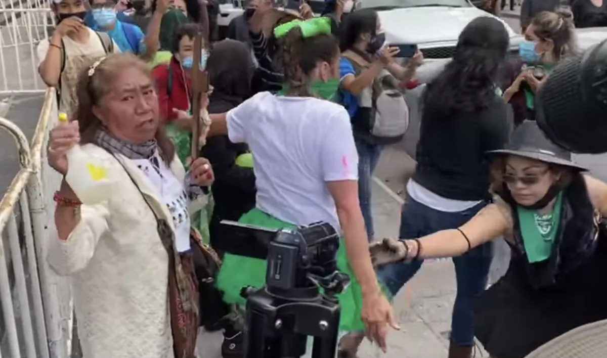 VIDEO | Mujer intenta hacer exorcismo en marcha feminista