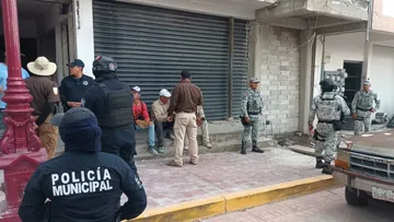 Habitantes y policías durante operativo en Mixquiahuala