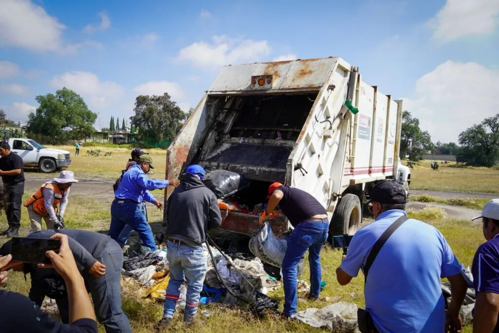 Limpian la Presa El Manantial en Tizayuca para reforzar cuidado ambiental