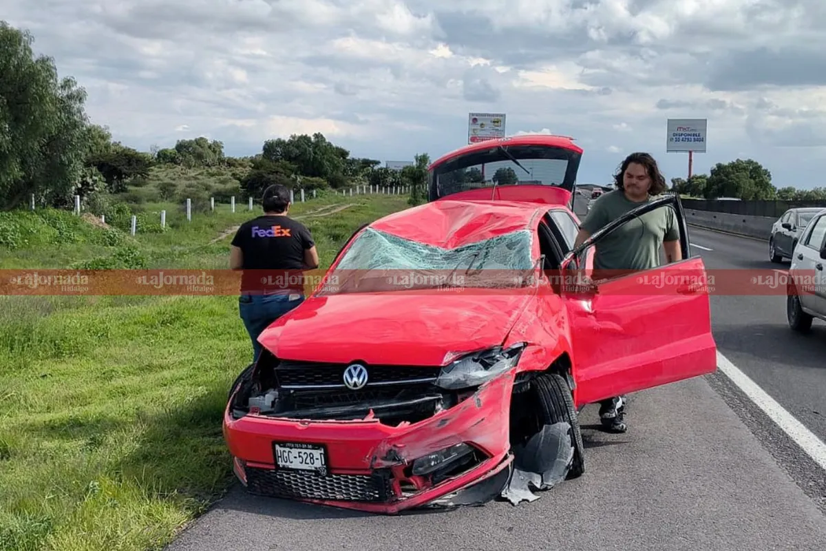Auto vuelca en curva peligrosa de la México–Pachuca
