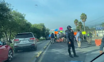 Protesta de trabajadores de Alpura en carretera México-Pachuca con bloqueo parcial de carriles.