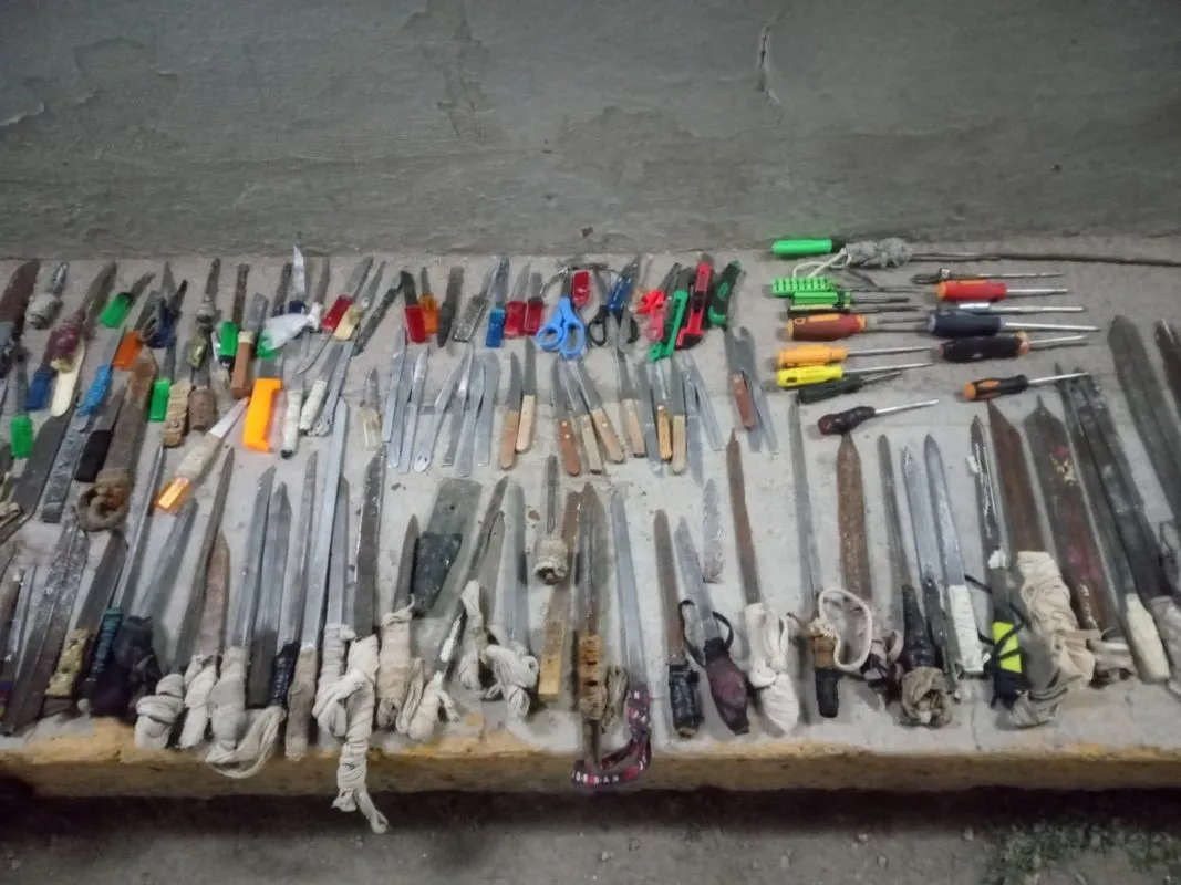 Decomisan más de 200 armas blancas en Cereso de Pachuca 