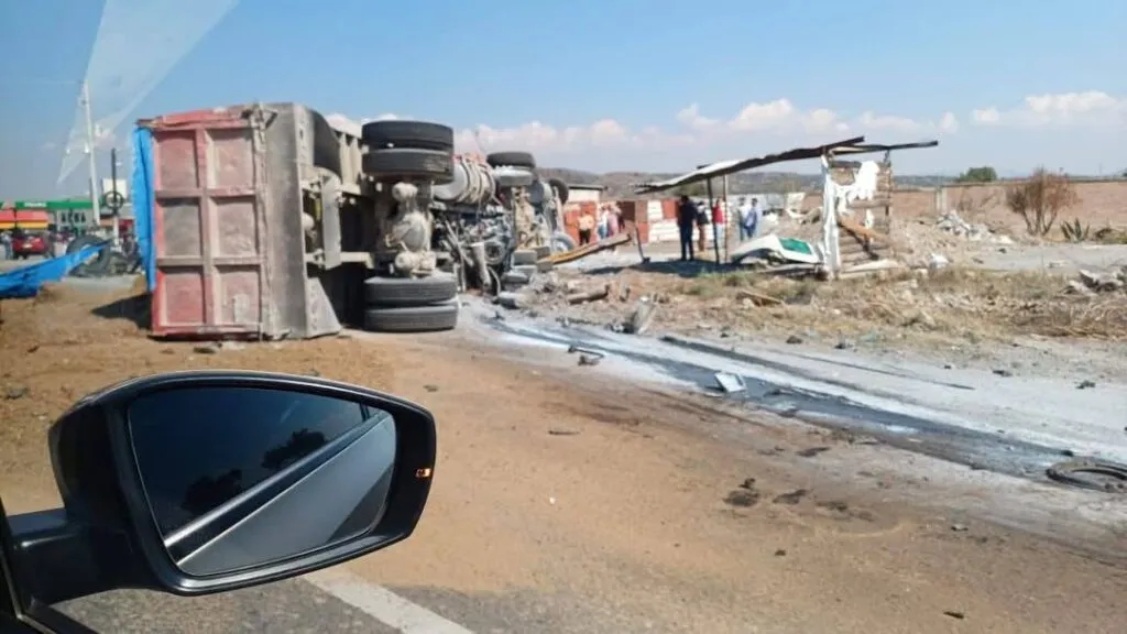 Caos en la Pachuca-Sahagún: tráiler, torton y revolvedora involucrados en accidente | FOTOS