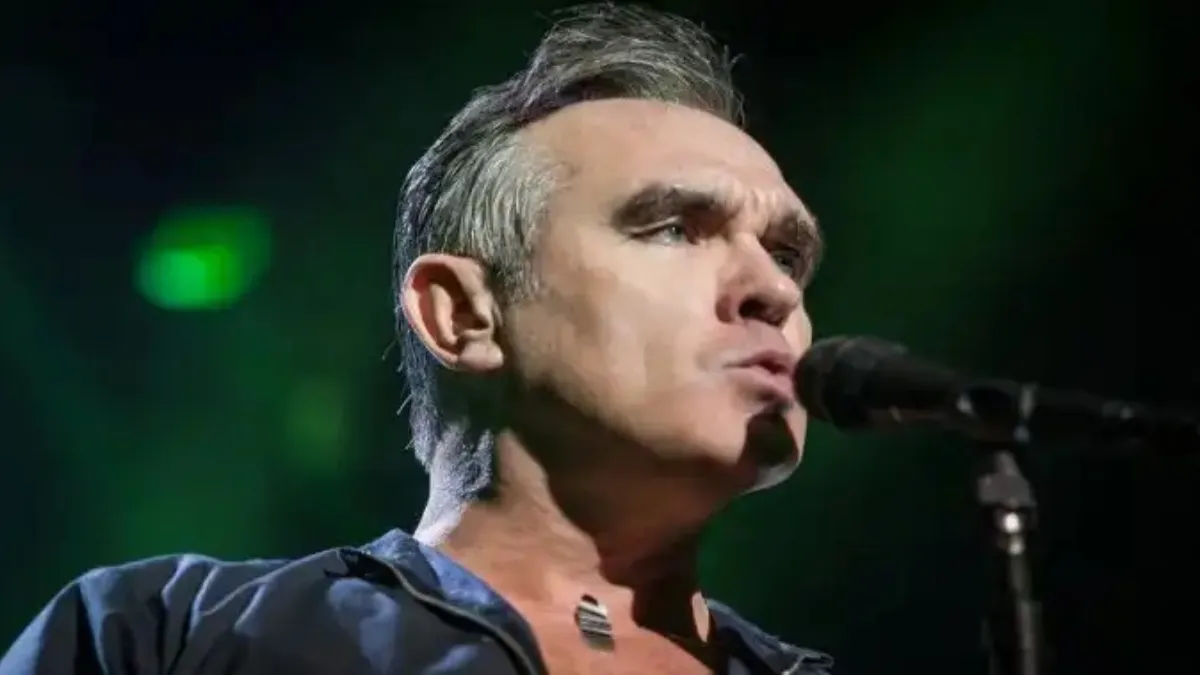 Otra vez, Morrissey cancela conciertos en CDMX y Guadalajara por agotamiento extremo. Fans expresan su decepción ante el anuncio de última hora.