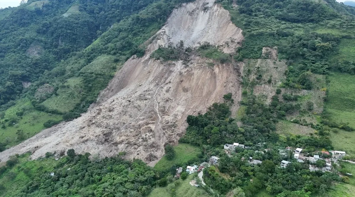 Deslizamientos de tierra en Huehuetla dejan semisepultada a la comunidad de Acuautla.