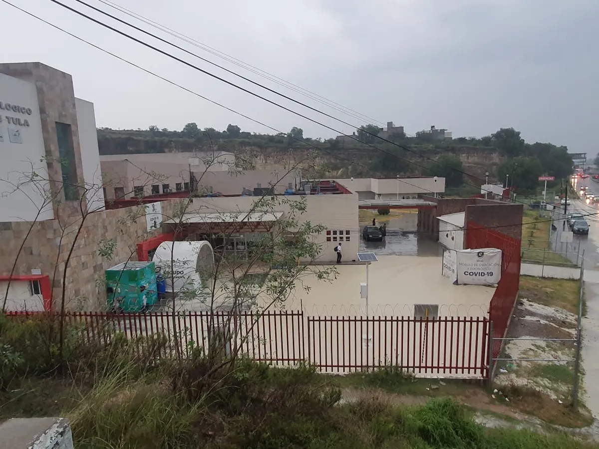 Lluvias provocan anegación en Hospital General de Tula