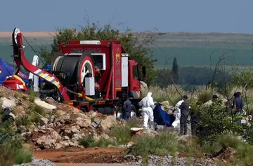 Suben a 15 fallecidos y más de 20 rescatados en mina clandestina de Sudáfrica