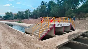 Trabajadores inspeccionan infraestructura hidráulica afectada en el canal de Atitalaquia luego de una apertura irregular de compuertas.