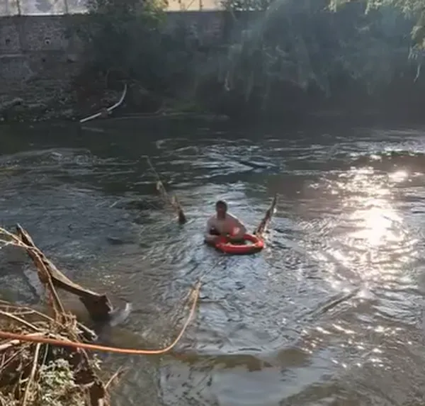 Hombre en situación de cale cae al río Tula en Ixmiquilpan