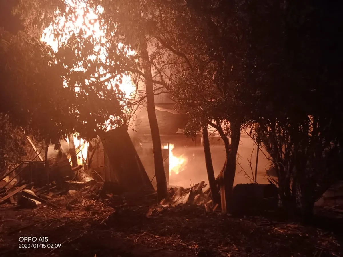 Se incendia bodega que almacenaba contenedores de hidrocarburo