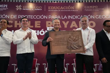 Santiago Nieto entrega declaratoria de Indacción geográfica del chile rayado en La Misión