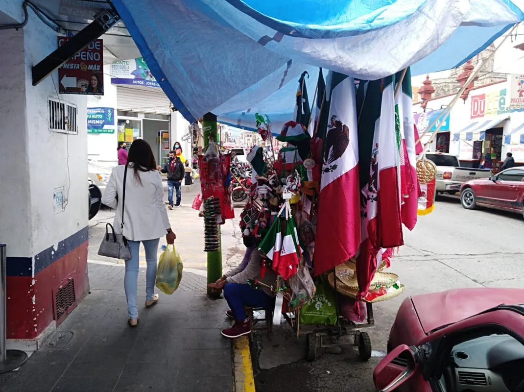 Encienden luces patrias en plazas públicas, no habrá festejos