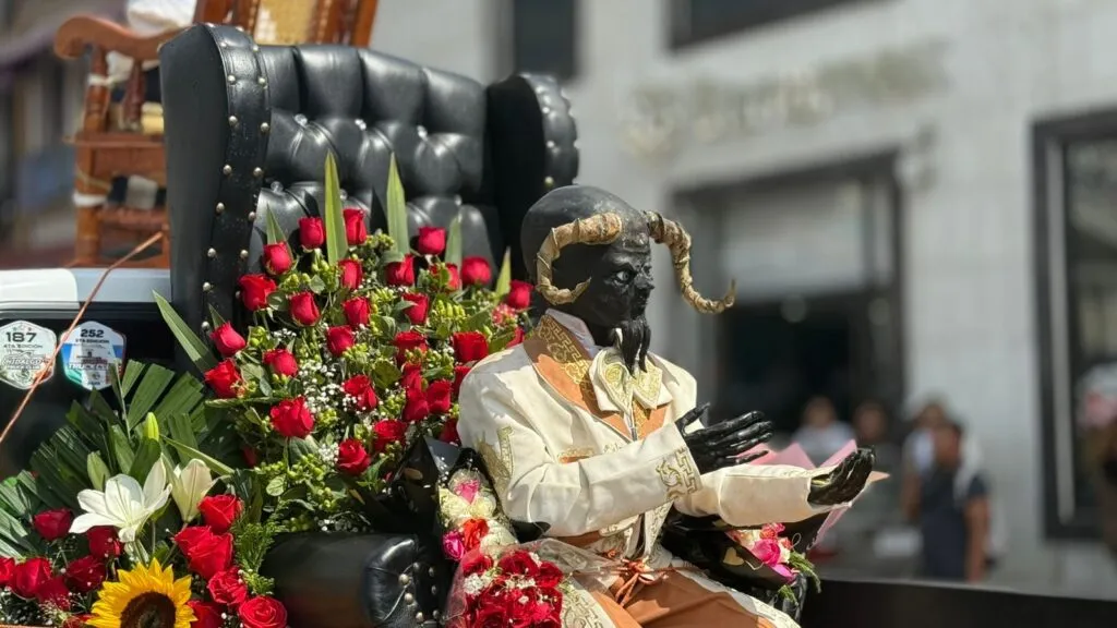 Cientos de creyentes conmemoran el Día de la Santa Muerte en Pachuca