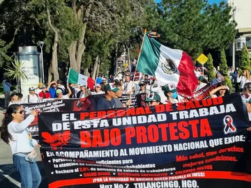 ¡Fuera Olivos y salario digno! Personal del IMSS marcha en Pachuca por cuarta vez