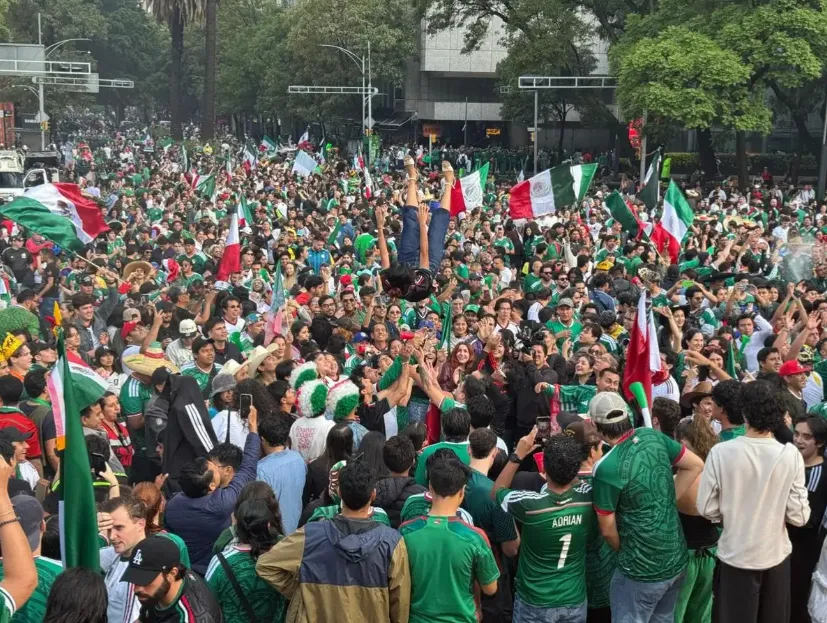 Con lluvia incluida, aficionados celebran al Tricolor tras el debut del Mundial 2026