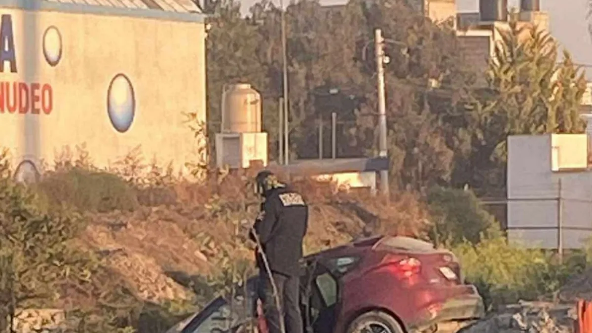 Vehículo caído en una excavación durante obras en el bulevar Las Torres.