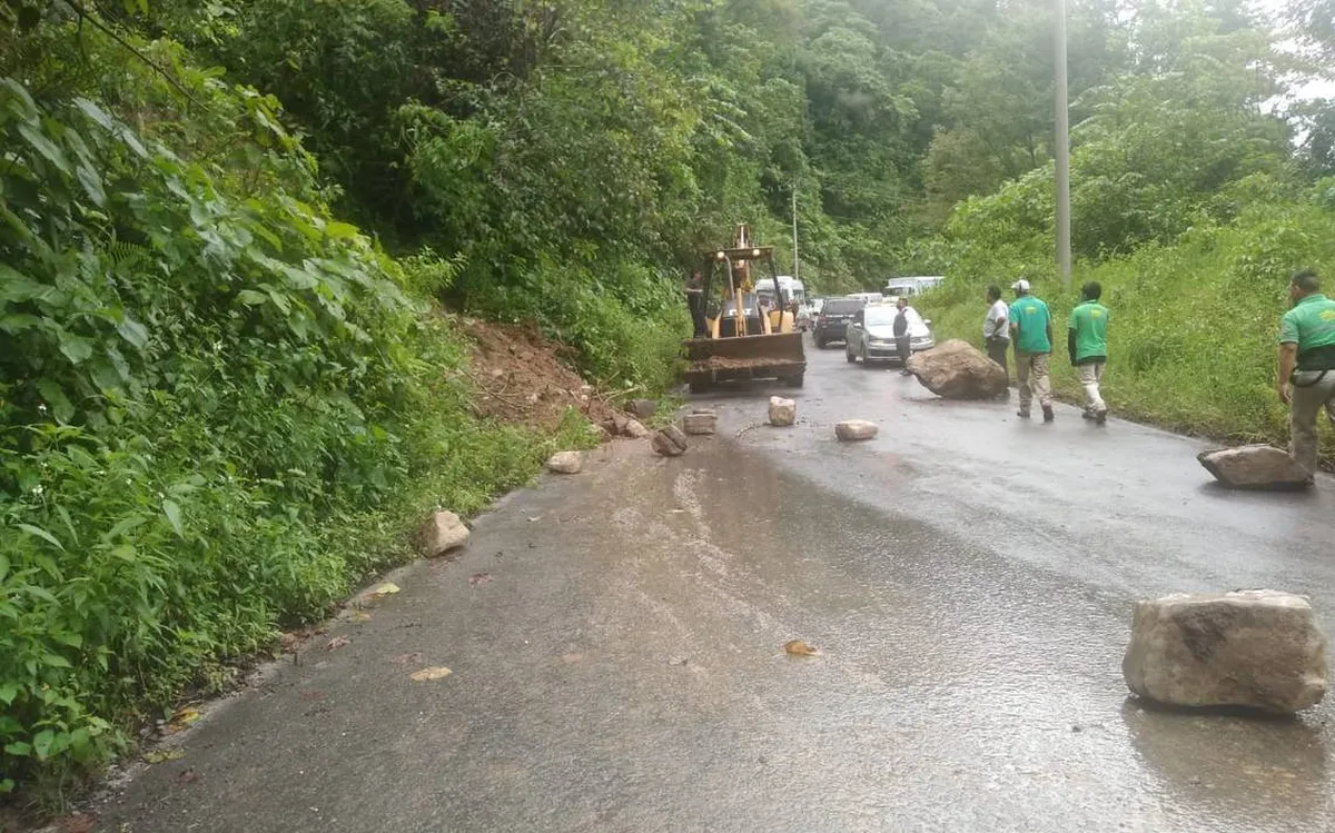 Rechazan asfalto, piden concreto en carretera Tenango-Huehuetla