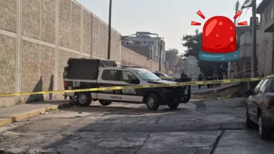 Autoridades acordonaron la zona tras el hallazgo de restos humanos en huacal en una calle de Tultitlán.