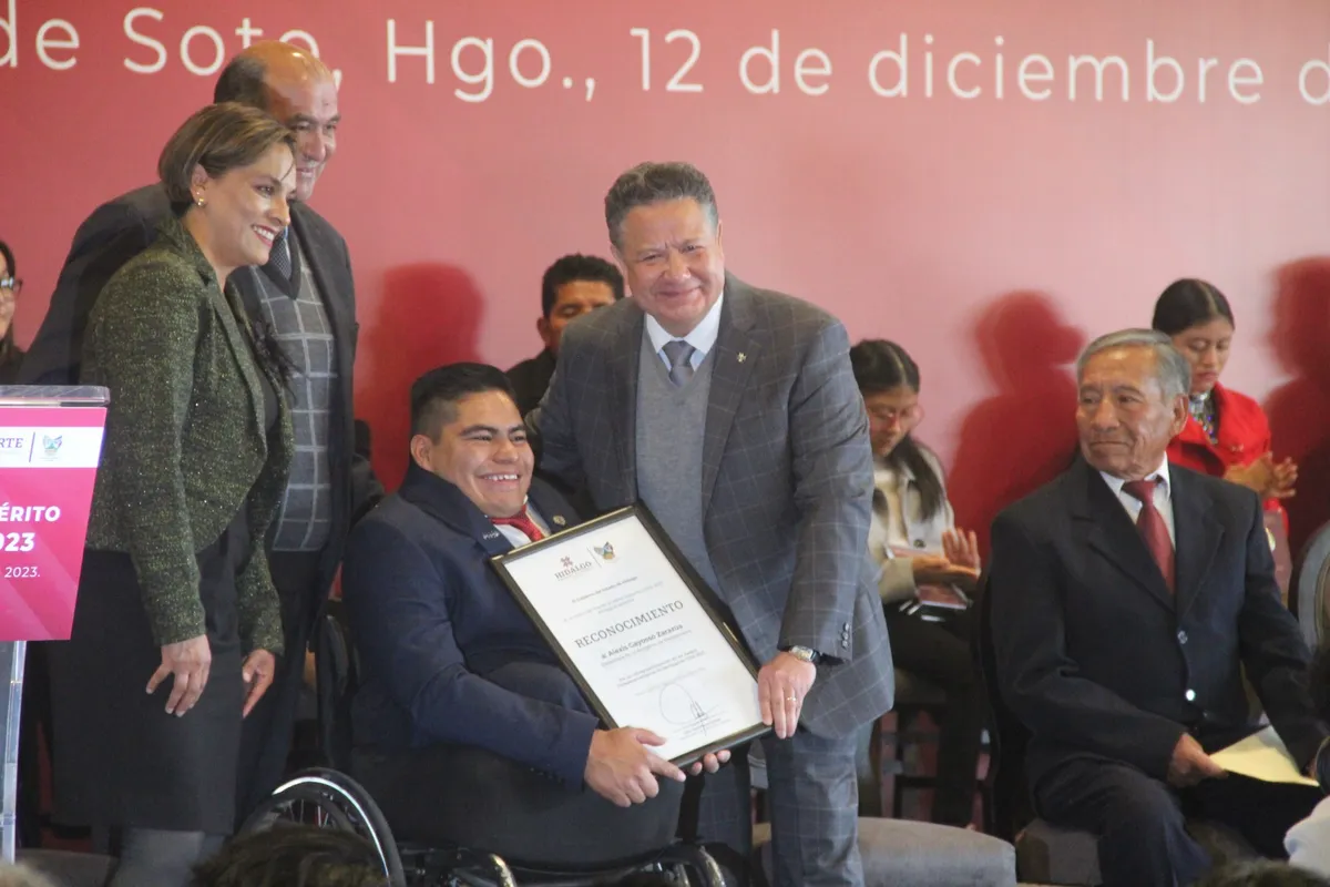 Julio Menchaca entrega el Premio al Mérito Deportivo a destacados deportistas