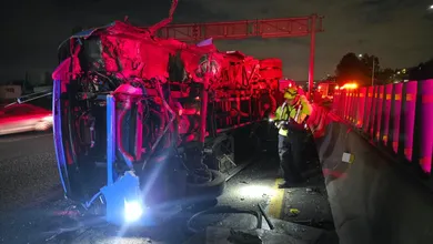 Accidente nocturno en la autopista México-Pachuca dejó vehículos dañados y movilización de autoridades. Aquí los detalles.