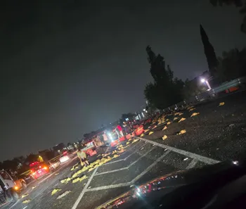Carga regada, dos lesionados y tráfico por varios minutos dejó una volcadura en la autopista México-Pachuca.