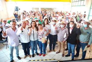 Carolina Viggiano promociona tarjeta La Contenta en Mineral de la Reforma