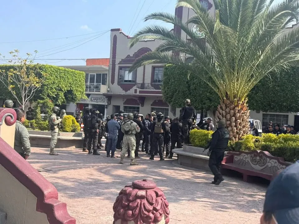 Fuerte operativo en Progreso de Obregón deja policías retenidos y cierran presidencia