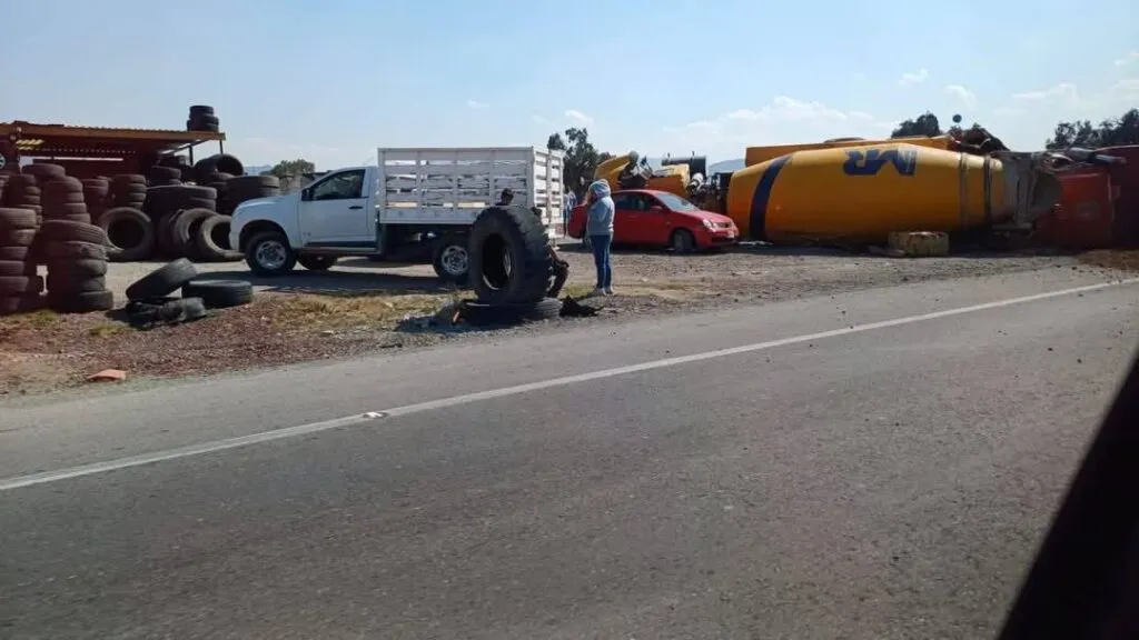 Caos en la Pachuca-Sahagún: tráiler, torton y revolvedora involucrados en accidente | FOTOS